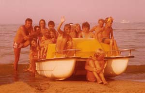 Digitale Farbkorrektur: Ausgangsfoto; ein starker Rotstich hat die wirklichen Farben entstellt. Motiv: "Adria 1974 - Am Strand von Riccione".
