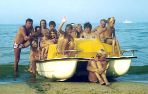 Digitale Farbkorrektur: Restauriertes Foto; das Bild strahlt in natürlichen Farben. Motiv: "Adria 1974 - Am Strand von Riccione".